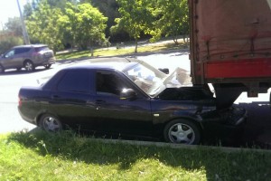 В Астрахани водитель «Лады» скрылся после столкновения с припаркованным автопоездом