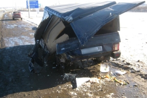 В Астрахани водитель фургона врезался в опору линии электропередач