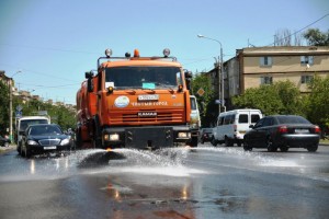 Из-за жары улицы Астрахани будут поливать водой