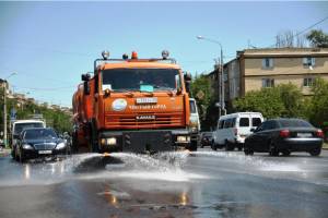 Астраханские улицы из-за жары будут поливать водой
