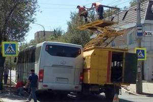 В Астрахани столкнулись автобус из Казахстана и автовышка