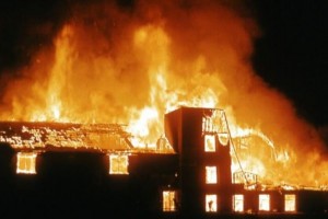 В Астрахани пожар в заброшенном цехе тушили около четырёх часов, огонь уничтожил 1000 квм