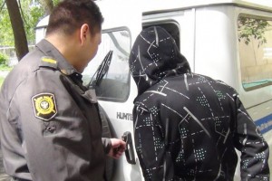 В Астрахани наркоман пытался сбежать от полицейских на первом попавшемся автобусе