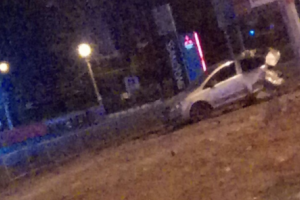 Очевидцы сообщили об изуродованном автомобиле на ул Николая Островского в  Астрахани