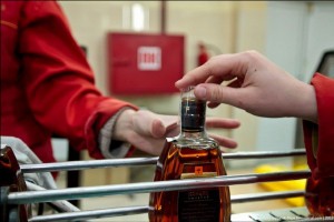 В Астраханской области сотрудница магазина продала подростку две бутылки алкоголя
