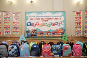 Глава Астраханской области купил портфели первоклассникам из многодетных семей