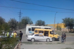 В Астрахани между водителями маршрутки и иномарки произошёл дорожный конфликт