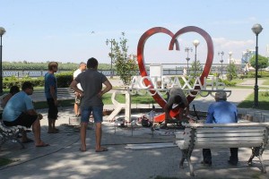 Арт-объект «Я люблю тебя Астрахань» украсил центральную Набережную