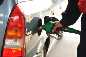 В Астраханской области за кражу бензина у клиентов АЗС будут судить 17 человек