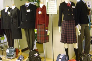 В Астрахани цены на школьную форму и рюкзаки подскочили на 10%