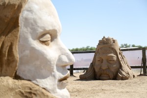 В Астраханской области на фестивале «Мечты барханов» создали песчаных Чингисхана и Батыя