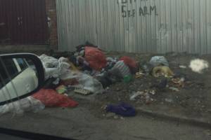 Астраханцы жалуются на отдходы под окнами и дырявые мусорные баки