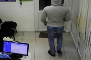 Астраханец с разукрашенным лицом ограбил центр микрофинансирования