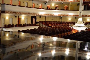 В Астраханском драматическом театре появился зеркальный пол