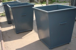 В Астрахани два коммунальщика украли мусорные контейнеры