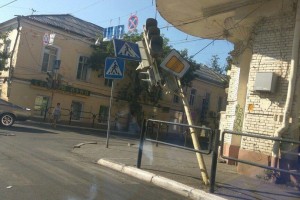 В Астрахани на перекрёстке улиц Свердлова и Коммунистической падает светофор
