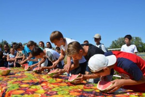 В Астраханской области состоялся «Велопрорыв» с поеданием арбузов на скорость