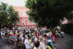 Астраханская картинная галерея приглашает на закрытие летних вечеров в «Музейном дворике»