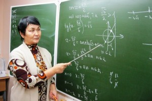 Средняя зарплата школьных учителей в России увеличилась до 33 тысяч рублей