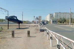 В Астрахани рядом с железнодорожным переездом установили ещё один побитый автомобиль