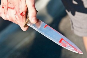 В центре Астрахани мужчина набросился с ножом на троих за отказ налить