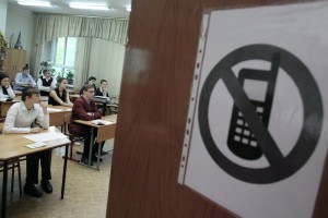 Школьники должны сдавать телефоны перед началом уроков, считает министр образования
