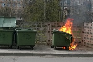 В центре Астрахани загорелся мусор