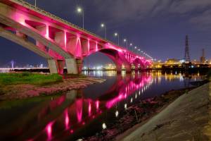 Астраханский мост светится за 35 миллионов рублей