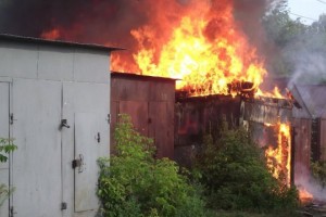 В Астрахани халатное обращение с огнём закончилось пожаром на улице Хосе Диаса