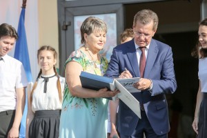 В День знаний губернатор вручил гимназии № 3 книгу об Астраханской губернии
