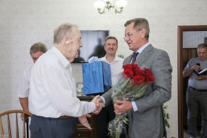 Александр Жилкин поздравил ветерана Александра Кузнецова с 75-летием  формирования  28-й  Армии