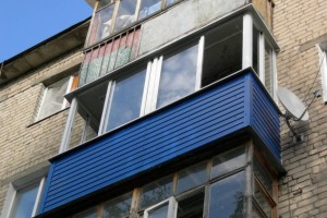 Астраханка скончалась в больнице после падения с балкона пятого этажа