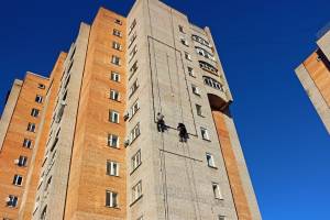 В Астрахани скончалась женщина, упавшая с балкона во время перекура