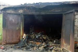 На ул Барсовой в Астрахани из-за неосторожного обращения с огнём загорелся гараж