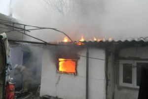В Астраханской области при пожаре в хозпостройках спасены двое