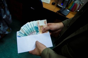 В Астрахани за взятку сотруднику полиции местный житель заплатит почти полмиллиона