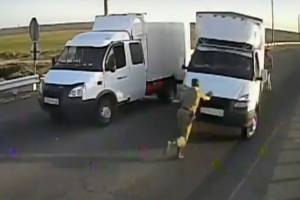 В Сети появилось видео, как астраханский водитель наехал на пограничника