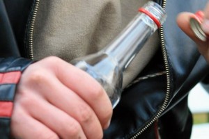 Два астраханца с курсов лечения от алкозависимости украли бутылку водки в магазине