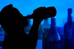 Астраханских алкоголиков будут судить за бутылку водки  