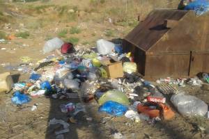 Астраханцы жалуются на кучи мусора возле перевернутого контейнера