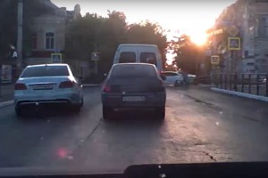 В социальных сетях обсуждают появление на улицах Астрахани водителя-экстремала