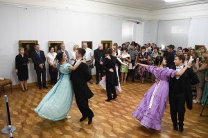 Глава Астраханской области посетил открытие выставки московского музея В Тропинина