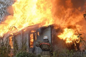 В Астраханской области сгорел двухквартирный дом, есть пострадавшие