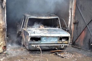 На ул Яблочкова в Астрахани из-за шалости детей загорелись гараж и автомобиль