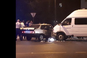 В Астрахани водитель ВАЗа спровоцировал аварию с маршруткой, пострадал виновник и пассажир