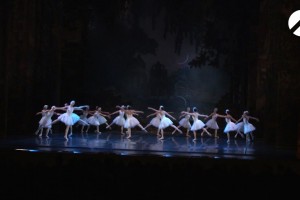 В Астраханском театре оперы и балета открыли новый сезон «Лебединым озером»