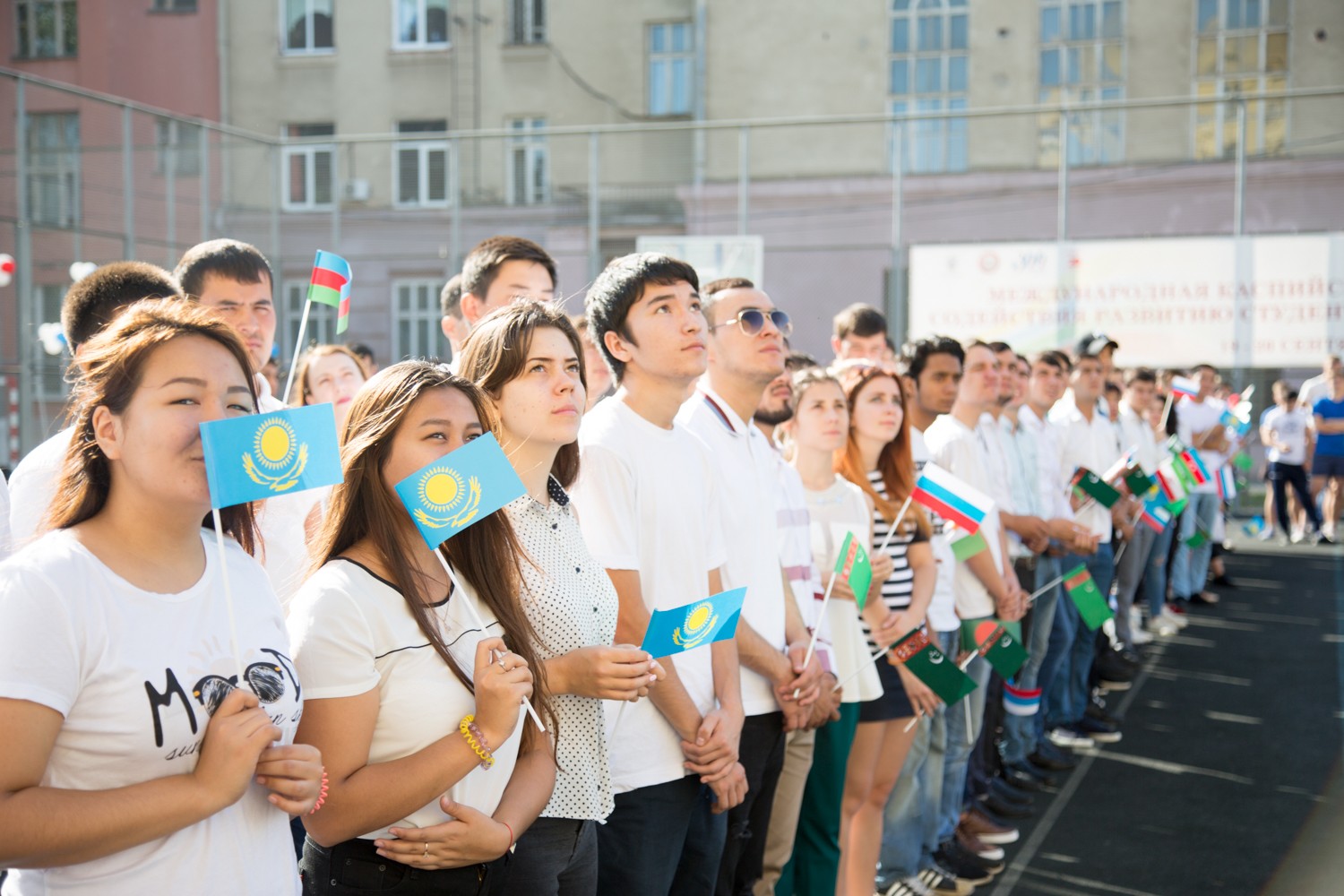 Жастар мен. Жастар. Бизнес для молодежи в Казахстане. Алматы молодежь. Молодежь Казахстана летом.