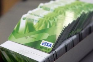 Сбербанк не планирует приостанавливать операции по банковским картам