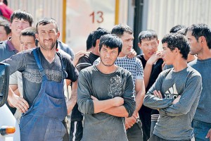 В Астраханской области местный житель заставлял мигрантов работать на себя