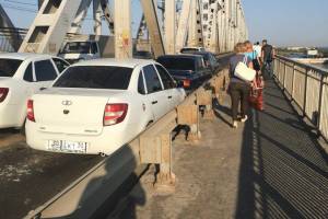 В Астрахани аварии спровоцировали заторы на Новом и Старом мосту 
